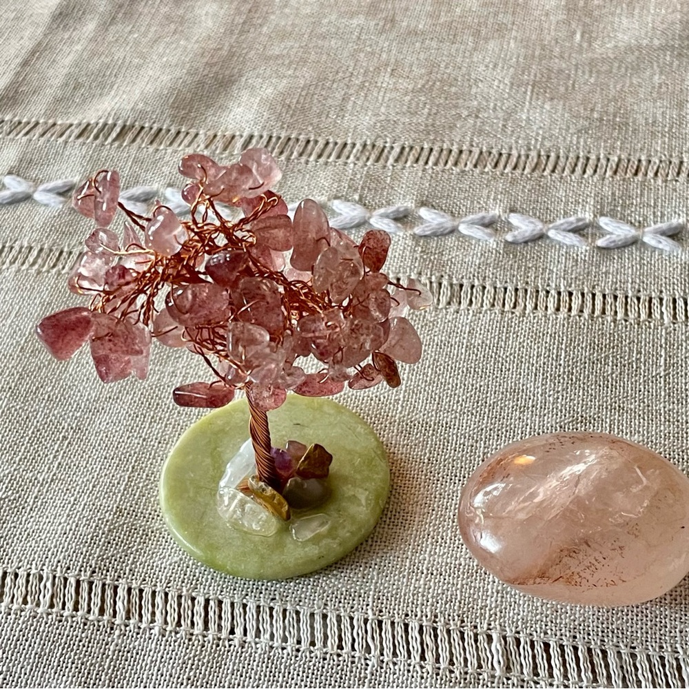 🍓Strawberry Quartz Crystal Tree & Palm Stone🍓 - Picture 4 of 15